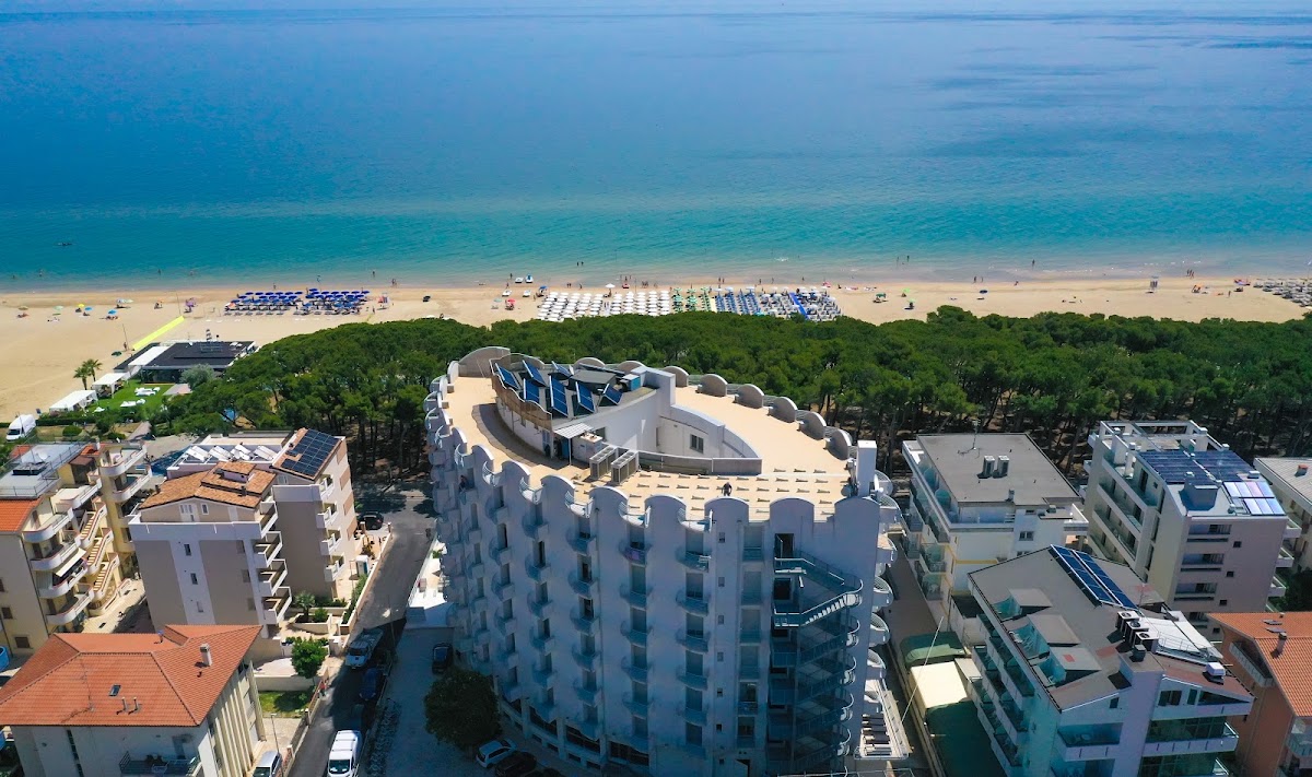 Adriatico hotel beach a Alba Adriatica — foto 1